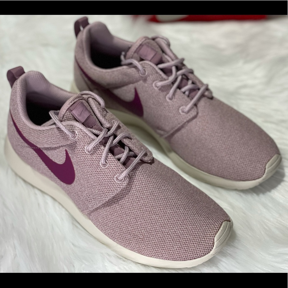 NEW NIKE Roshe one women sneakers - Picture 3 of 8